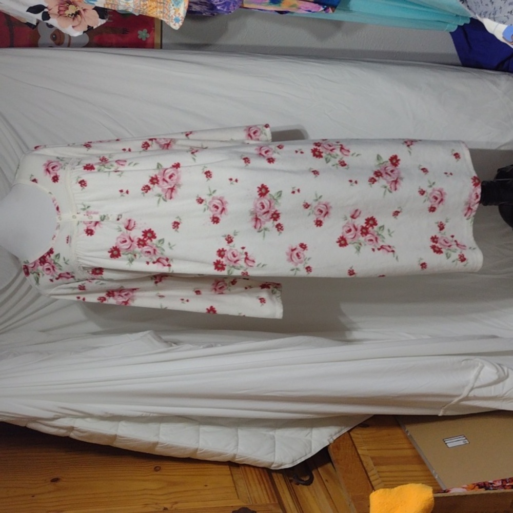 Beautiful Adonna microfleece nightgown sz lg